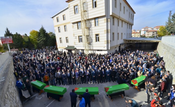 İzmir'deki depremde ölen babaanne ve 4 torunu Çorum'da toprağa verildi