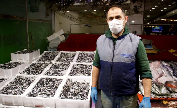 Karadeniz'de tezgahlarda hamsi bolluğu