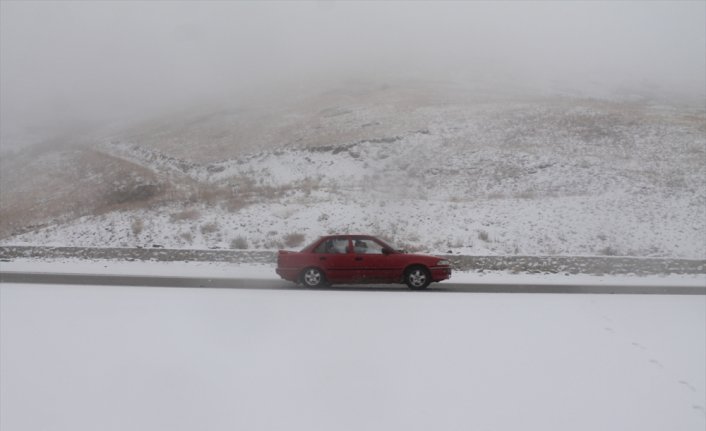 Kop Dağı Geçidi'nde kar yağışı ve sis etkili oluyor