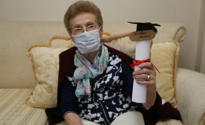 Okuma hevesini yitirmeyen 84 yaşındaki kadın liseden mezun oldu