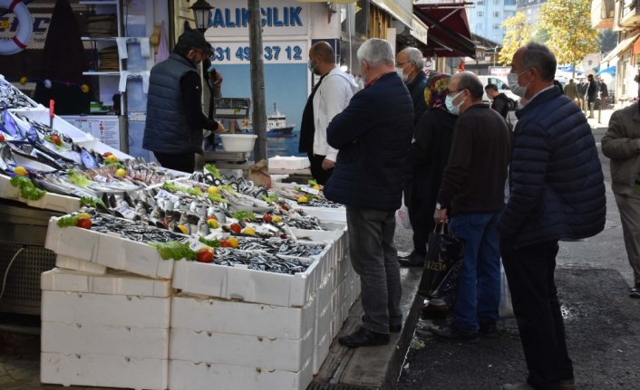 Ordu'da kilogram fiyatı 10 liraya düşen hamsiye yoğun ilgi