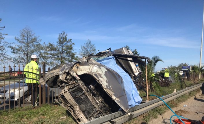 Trabzon'da otomobil bariyerlere çarptı: 1 ölü, 4 yaralı