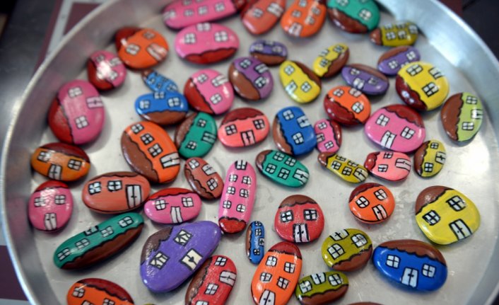 Üzerine ev resmi yapılan taşlar dezavantajlı çocukların yüzünde tebessüm oluşturacak