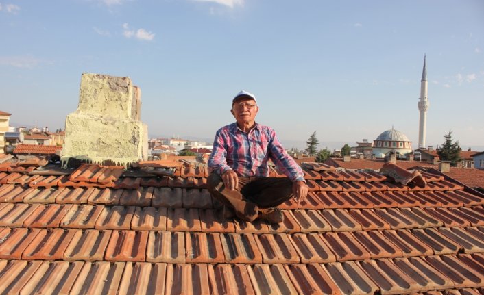 74 yaşındaki Musa Başaran 57 yıldır çatı tamiriyle uğraşıyor