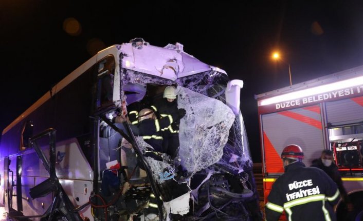 Anadolu Otoyolu'nda yolcu otobüsü kamyona çarptı: 16 yaralı