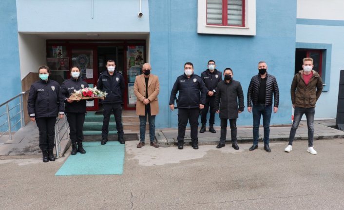 Bolu'da, Kovid-19 denetimi yapan polislere çiçekli destek
