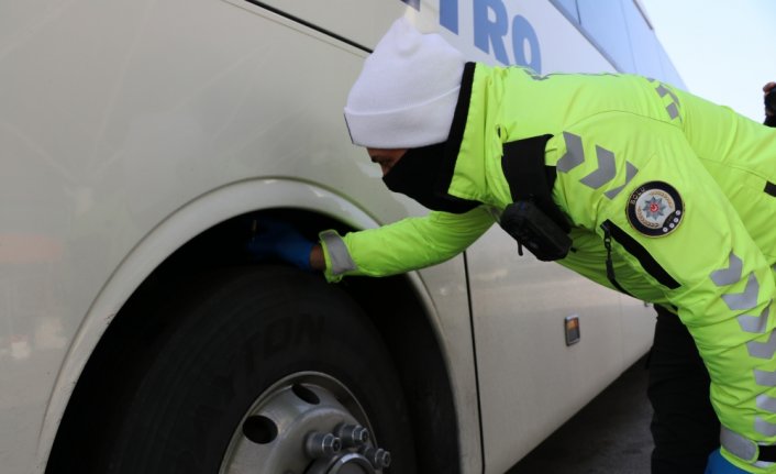Bolu'da otobüslerde kış lastiği denetimi yapıldı