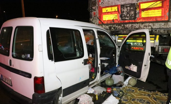 Bolu'da tıra çarpan hafif ticari araçtaki 3 kişi yaralandı