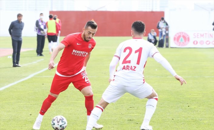 Boluspor Kulübü Başkanı Abdullah Abat, Ümraniyespor maçını vinç üzerinde izledi
