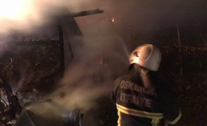 Çorum'da ev ve samanlık yangını