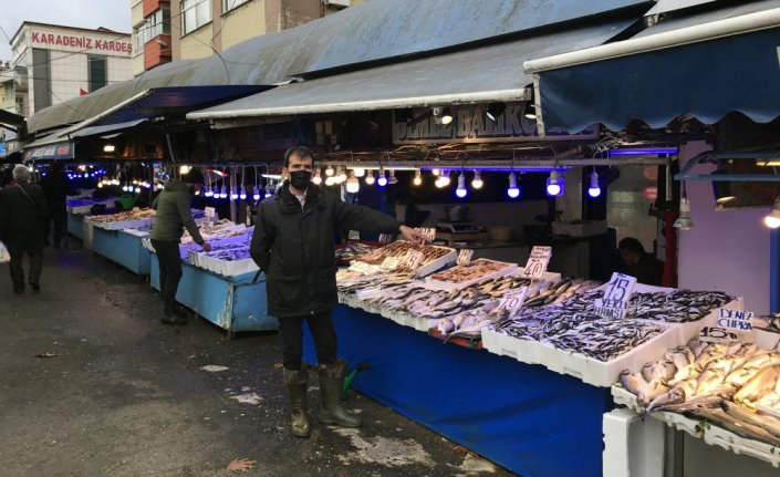 Doğu Karadeniz'de tezgahları süsleyen hamsi balıkçıların ve vatandaşın yüzünü güldürdü