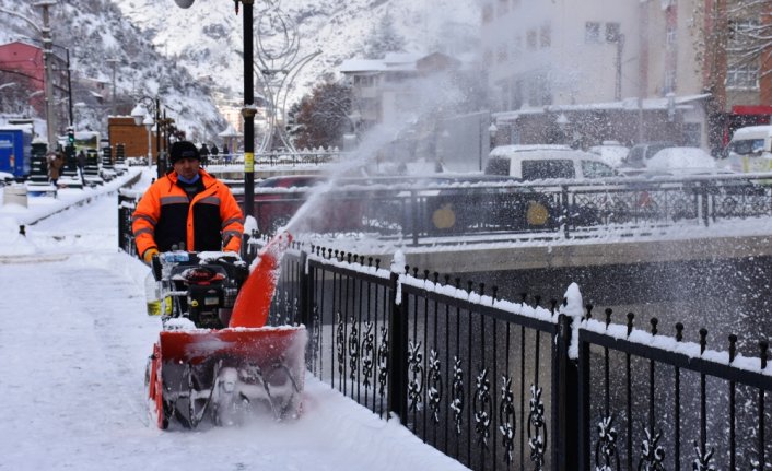 Doğu Karadeniz'deki 3 ilde kar nedeniyle 112 köy yolu ulaşıma kapandı