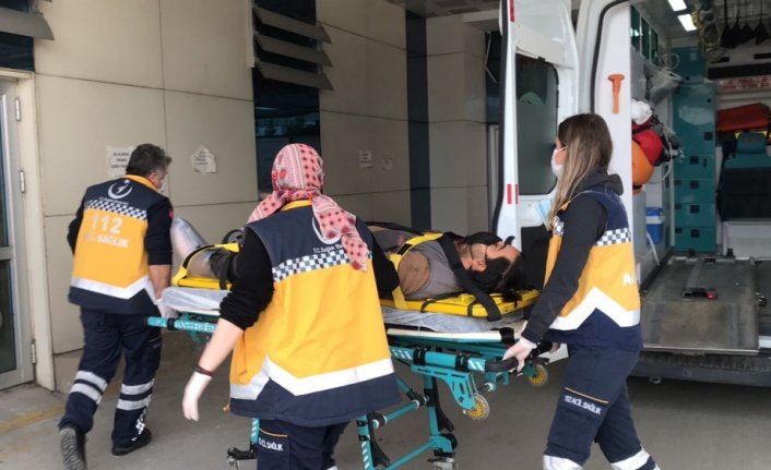 Düzce'de iş makinesinden düşen işçi ile üzerine düştüğü arkadaşı yaralandı