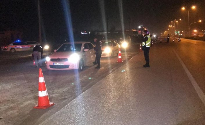 Düzce'de jandarma sokağa çıkma kısıtlaması denetiminde esrar yakaladı