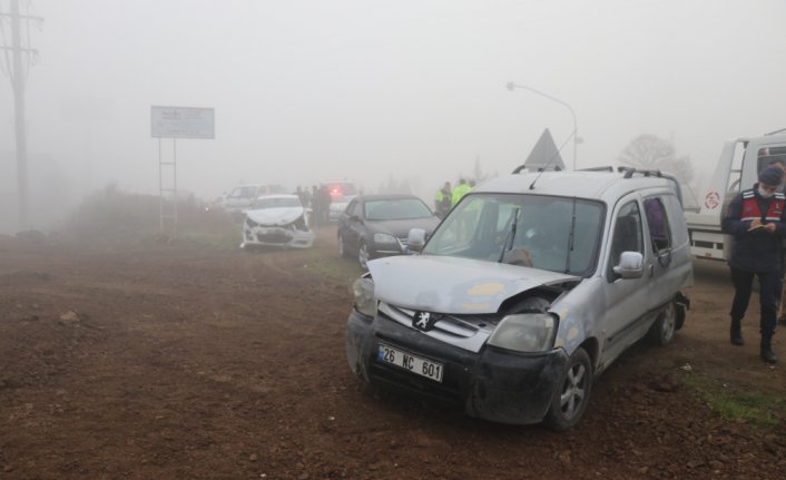 Düzce'de otomobil ile hafif ticari araç çarpıştı: 3 yaralı