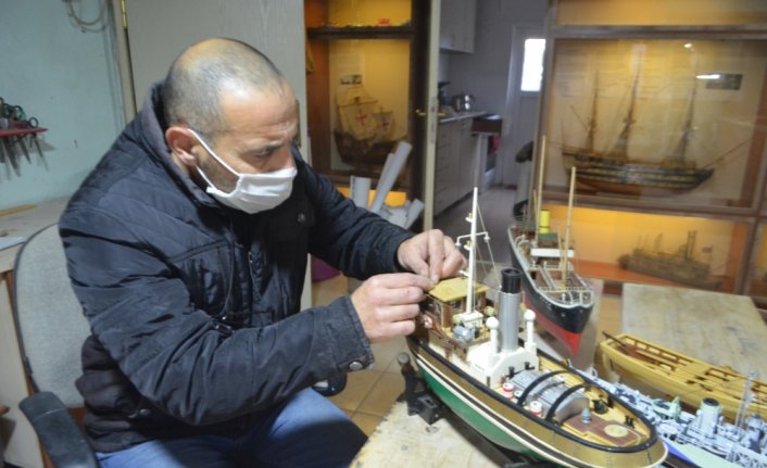 Emekli gıda mühendisi tutkuyla ürettiği maket gemileri atölyesinde sergiliyor