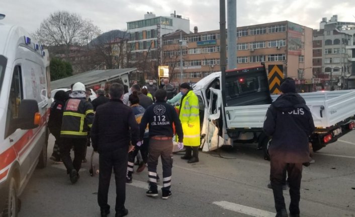 Giresun'da kamyonet otobüse çarptı: 2 yaralı