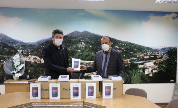 Güneysu'da ihtiyaç sahibi öğrencilere tablet dağıtıldı