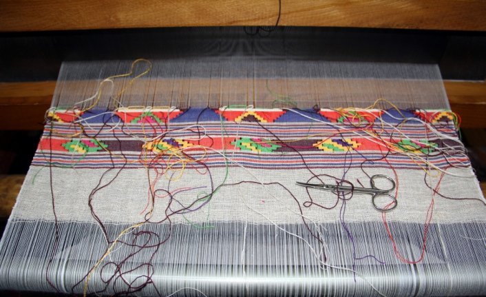 Hobi olarak başladığı keten dokuma işi ekmek kapısı oldu