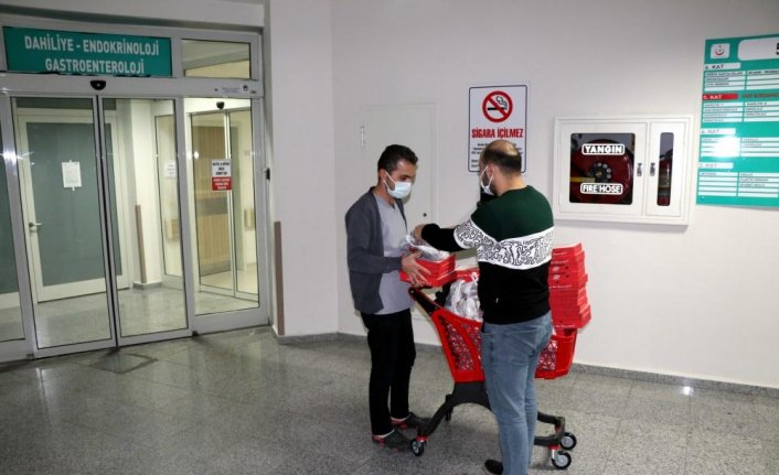 Karabük'te iş insanlarından sağlık çalışanlarına yiyecek ikramında bulunuldu