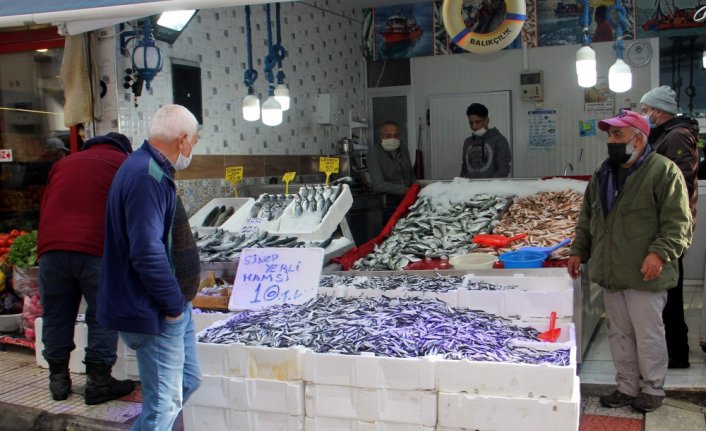 Karadeniz'de hamsi bolluğu tezgahları şenlendirdi