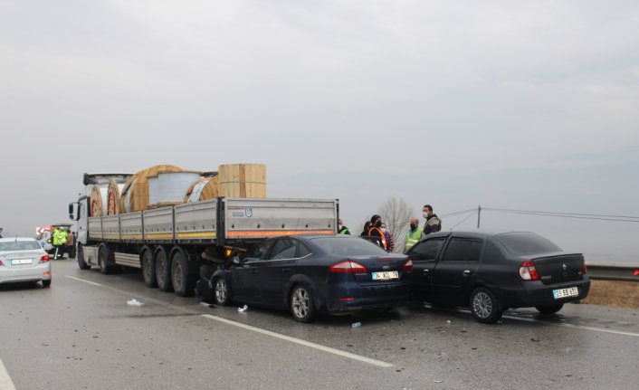 Kastamonu'da 5 aracın zincirleme trafik kazasında 3 kişi yaralandı