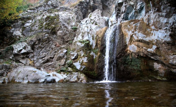 Kastamonu'da Gürleyik Şelalesi hazan renkleriyle görsel şölen sunuyor