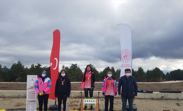 Kastamonu'da yeterli kar olmadığı için kayak yarışma sezonu asfaltta açıldı