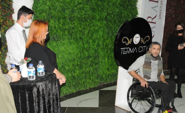 Otel çalışanları engelli bale sanatçısı Öztürk'e tekerlekli sandalye hediye etti
