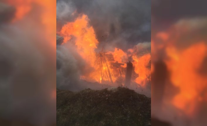 Rize'de Gölyayla köyünde çıkan yangına müdahale ediliyor