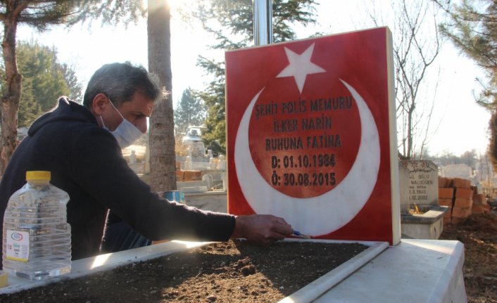 Şehidin kabristanının bakımını mahalle muhtarı yaptı