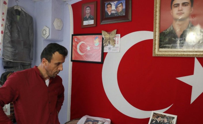 Şehit askerin ailesi evlerinin bir odasını oğullarının hatıralarıyla donattı