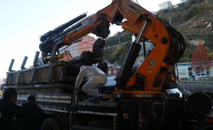 Trabzon'da iş makinesi taşıyan kamyon köprüye çarptı: 1 yaralı