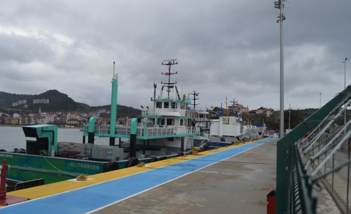 Amasra'da rüzgar nedeniyle balıkçı ve yük gemileri limana sığındı