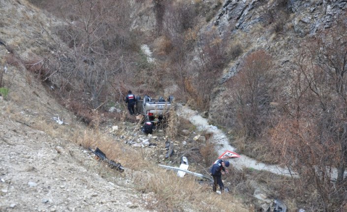 Amasya'da otomobil yamaçtan devrildi: 4 yaralı