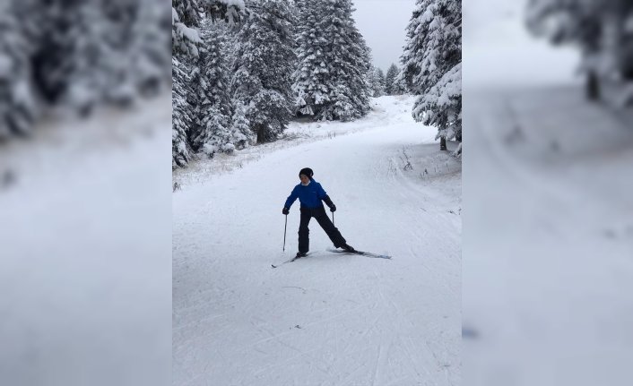 Asfaltta antrenman yapan kayakçılar kara kavuştu