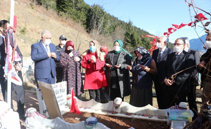 Bakan Zehra Zümrüt Selçuk, şehit Eren Bülbül'ün kabrini ziyaret etti