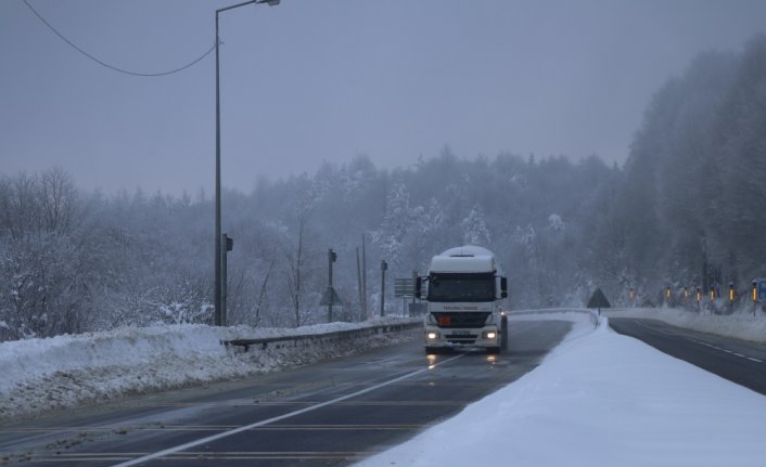 Bolu Dağı'nda kar yağışı devam ediyor