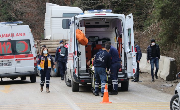 Bolu'da tır beton bariyere çarptı: 2 yaralı