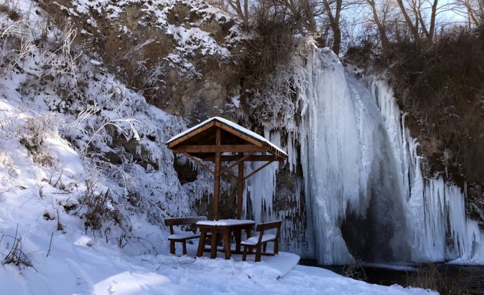 Buz tutan Sırakayalar Şelalesi görsel şölen sunuyor