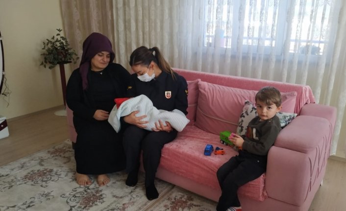 Giresun'daki selde şehit olan askerin doğum yapan eşine jandarmadan ziyaret