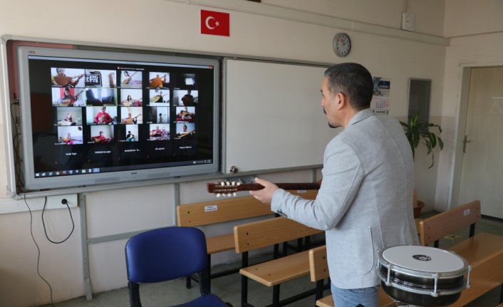 Gönüllü öğretmen salgın sürecinde bağlama derslerini çevrimiçi ortama taşıdı