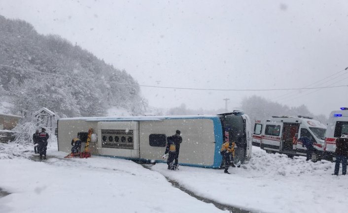 GÜNCELLEME - Zonguldak'ta yolcu otobüsü devrildi: 15 yaralı