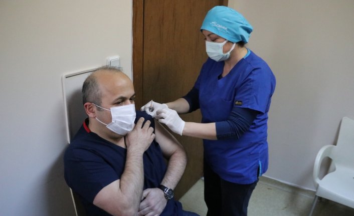 Karabük, Düzce, Bolu, Bartın ve Zonguldak'ta CoronaVac aşısı sağlık personeline uygulanmaya başlandı
