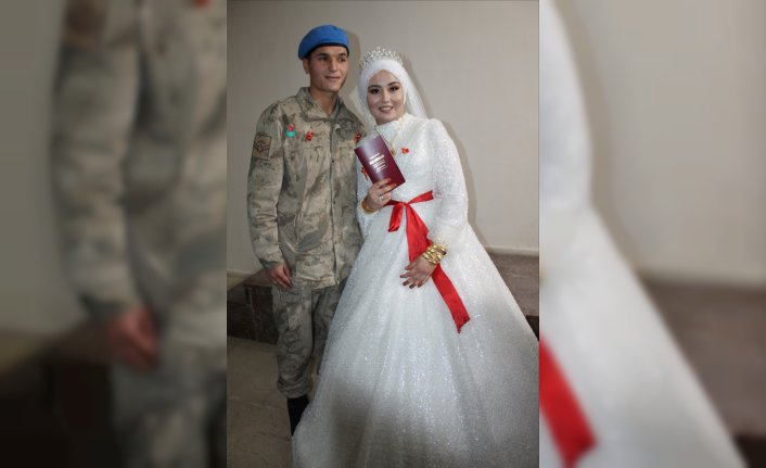 Nikah törenine damatlık yerine askeri üniformasıyla katıldı