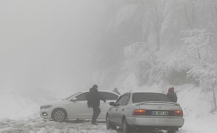 Sakarya, Kocaeli, Bartın ve Zonguldak'ta kar yağışı etkili oluyor