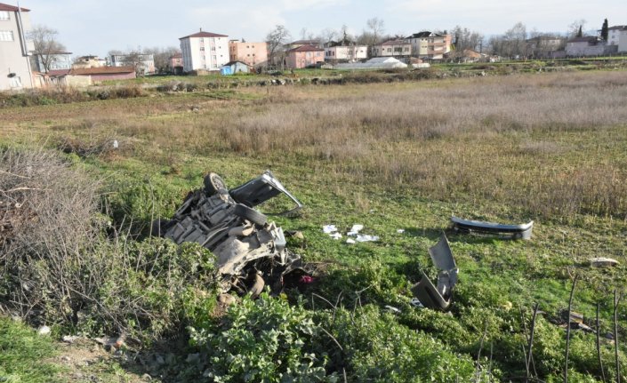 Samsun'da otomobil şarampole devrildi: 2 yaralı