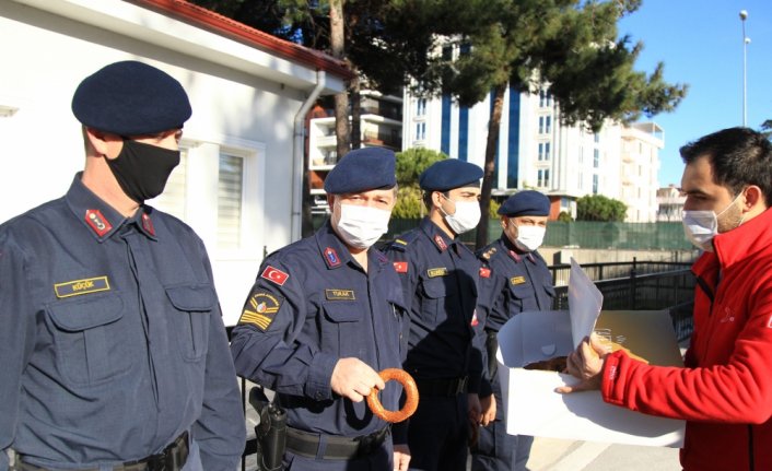 Samsun'da Türk Kızılaydan görev başındaki polis ve jandarmaya simit ve çay ikramı