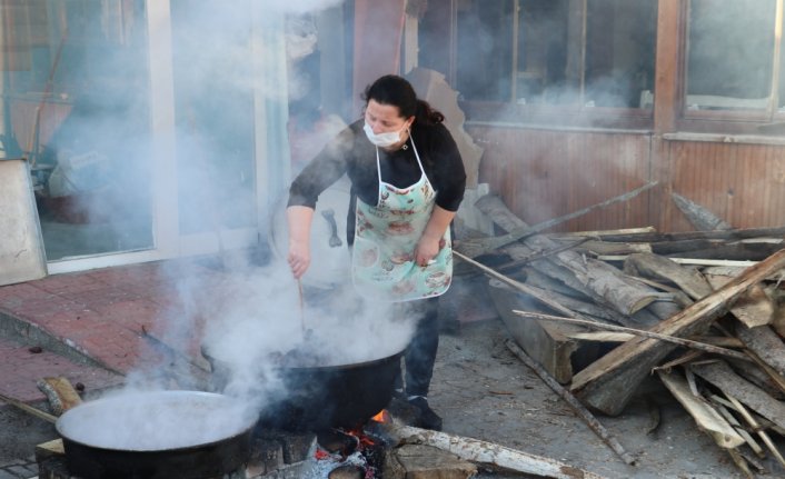 Şehir merkezinde kazanda kaynattığı pekmez gelir kapısı oldu