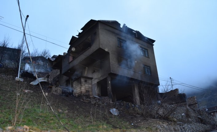 TBMM Çevre Komisyonu Başkanı Balta, Trabzon'da 7 binanın yandığı mahallede incelemede bulundu